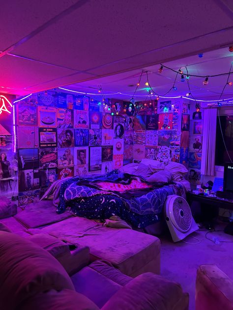 Techno Room Design, Room Decor Ideas Attic, Dark Blue And Black Room Ideas, Led Hangout Room, Trap Bedroom Ideas, Chill Room Design, Hyperpop Room, Weirdcore Bedroom Ideas, Rave Bedroom