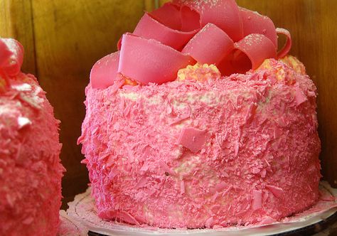 Pink cake Champagne Cake Recipe, Pink Champagne Cake, Madonna Inn, Champagne Cake, Pink Desserts, Bavarian Cream, Apple Spice, Pink Chocolate, Pink Foods