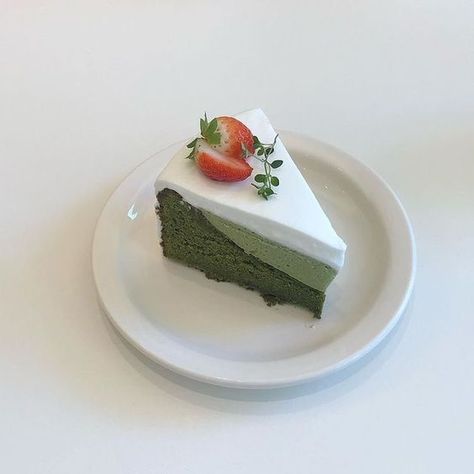 green aesthetic soft pastel korean japanese green tea green cake green clothing skincare flowers snacks matcha b e v e r l y Cake Matcha, Cake Aesthetic, Pretty Dessert, A Piece Of Cake, Piece Of Cake, Cute Desserts, Feb 8, Dessert Drinks, Sweet Cakes