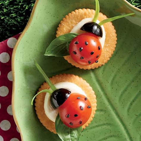 Decorações Com Comidas, Food Art For Kids, Tea Party Food, A Ladybug, Party Food Platters, Charcuterie Recipes, Appetizer Bites, Easy Food Art, Party Food Appetizers