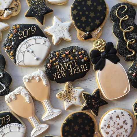 Nye Cookies, New Years Eve Dessert, New Year's Desserts, New Years Cookies, New Year's Cake, Cocoa Cookies, Pumpkin Spice Cupcakes, Christmas Cookies Decorated, Cookie Inspiration