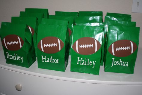 goodie bags Hoco Goodie Bag Ideas, Flag Football Snacks For Kids, Football Team Snacks, Football Treats, Football Player Gifts, Football Team Gifts, Football Banquet, Spirit Bags, Team Snacks