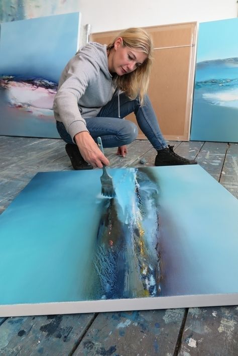 Interview with Seascape Artist Elaine Jones - Culture Coastal Inspired Art, Seascape Artists, Painting On Canvas For Beginners, Canvas Painting For Beginners, Black Canvas Paintings, Easy Flower Painting, Business Model Canvas, Painting Ideas For Beginners, Christmas Paintings On Canvas