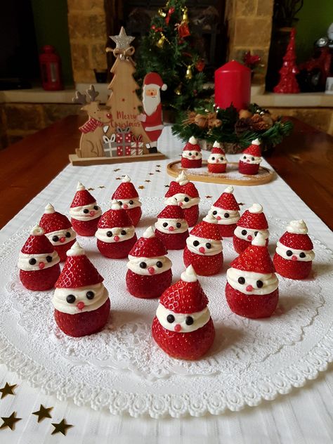 Lolly's Kitchen - STRAWBERRY CHEESECAKE SANTAS 🎅🎄🎅 These... Strawberry Santas, Christmas Platter, Philadelphia Cream Cheese, Merry Christmas Happy Holidays, Dried Strawberries, Merry Christmas Gifts, Recipe Ingredients, Vanilla Essence, Strawberry Cheesecake