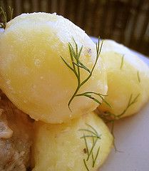 Buttered boiled potatoes- thanks to Pride and Prejudice, I've been wanting to make these forever! Boiled Potatoes Recipe, Sides Recipes, Scandinavian Food, Danish Food, Swedish Meatballs, Swedish Recipes, Boiled Potatoes, Potato Dishes, Side Recipes