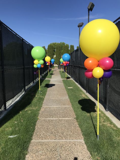 Parking Lot Decoration Ideas, Parking Lot Party Ideas, Color Run Balloon Arch, Balloons On Fence Party Ideas, Outdoor Balloon Decor, Yard Balloon Decorations, Color Run Party, Balloon Walkway, Balloon Pole