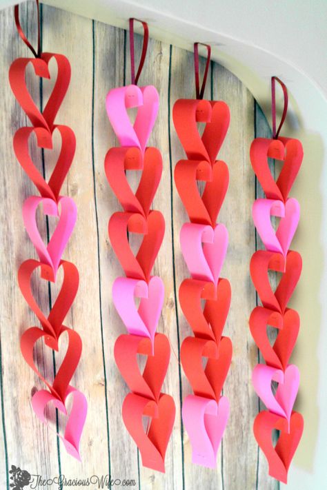 Valentine's Day Heart Paper Garlands- Easy and frugal DIY heart paper garlands for Valentine's Day decor. TWO different tutorials! From TheGraciousWife.com Gummy Worm Valentine, Diy Garland Paper, Paper Heart Garland, Paper Garlands, Paper Decorations Diy, Valentine Garland, Valentine Table Decorations, Valentine's Day Crafts, Heart Paper