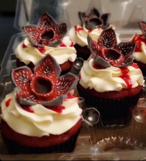 Demogorgon Cupcakes, Stranger Things Cupcakes Ideas, Stranger Things Desserts, Cupcakes Stranger Things, Demogorgon Cake, Stranger Things Cupcakes, Stranger Things Halloween Party, 11 Stranger Things, Stranger Things Halloween