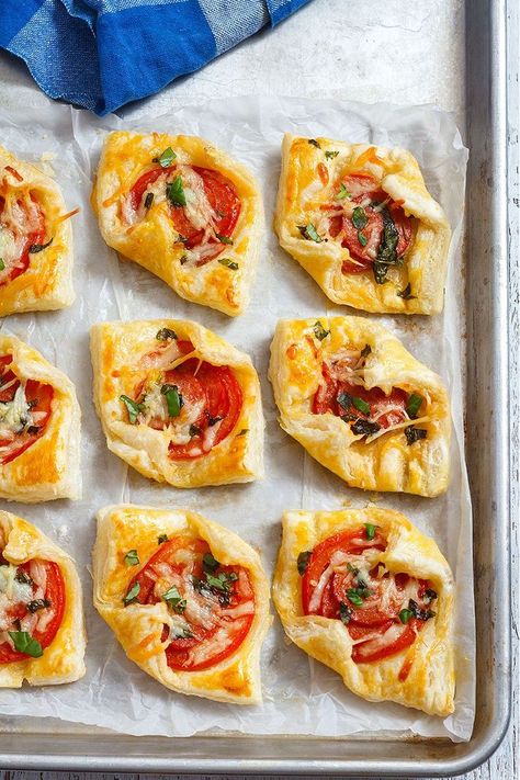 appetizer with puff pastry sheet Potluck Appetizers, Paleo Thanksgiving, Puff Pastry Appetizers, Pastry Appetizer, Puff Recipe, Best Appetizer Recipes, Appetizer Bites, Puff Pastry Recipes, Finger Food Appetizers