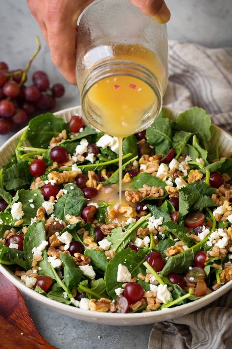 White Wine Vinaigrette, Kale Feta, Farro Salad Recipes, Salad With Grapes, Farro Recipes, Unique Salad, Salad With Feta, Grape Recipes, Kale Salad Recipes