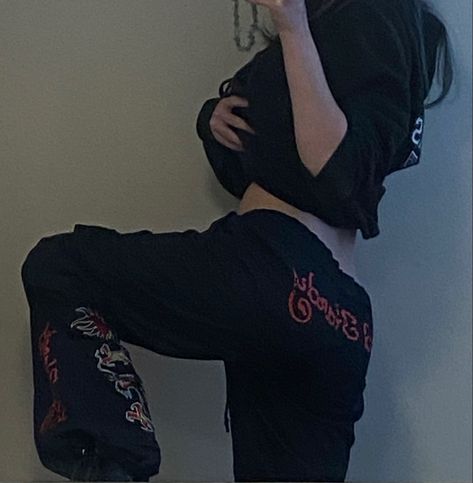 leg up cargo mirror selfie ed hardy cargos Ed Hardy Urban Outfitters, Ed Hardy Cargo Outfit, Ed Hardy Cargos, Ed Hardy Outfit, Cargo Outfit, Outfit Planning, Lovers Rock, Guys Fits, Trouser Outfit