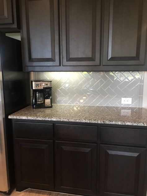 Dark cabinets with light granite Kitchen Backsplash With Dark Cabinets, Dark Brown Kitchen Cabinets, Dark Brown Kitchen, Backsplash With Dark Cabinets, Espresso Kitchen Cabinets, Modern Kitchen Backsplash, Backsplash Kitchen Dark Cabinets, Dark Brown Cabinets, Espresso Cabinets