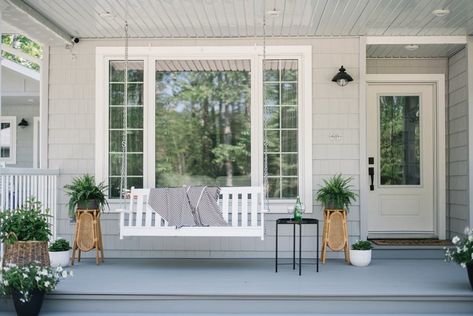 Summer front porch inspiration - porch swing, greenery and white blooms Small Home Renovation, Veranda Design, Summer Outdoor Decor, Front Porch Swing, Porch Styles, Spring Porch Decor, Porch Remodel, Porch Windows, Summer Front Porches