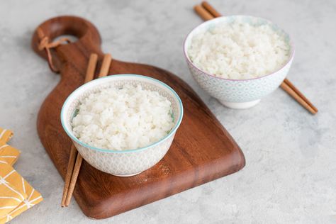 Here's a simple recipe for Japanese steamed rice, or Gohan. Steamed rice is a staple and is considered the primary source of food in Japan. Steakhouse Rice, Steam Rice Recipe, Egg Japanese, Resep Sushi, Sushi Rice Recipes, Rice Cream, Rice Sushi, Recipe Japanese, Rice On The Stove