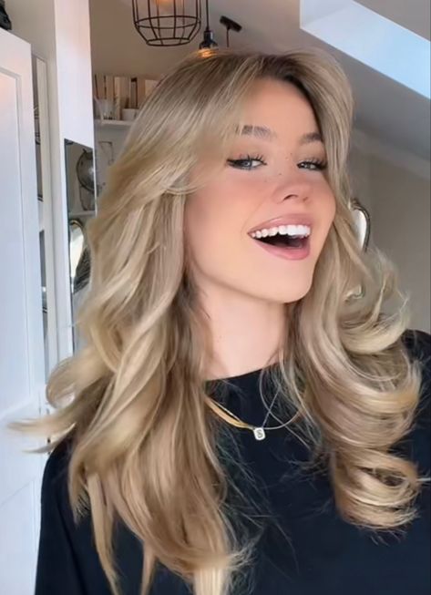 Haircut Ideas For Girls, Butterfly Haircuts, Unusual People, Perfect Blonde Hair, Poofy Hair, Butterfly Haircut, Summer Blonde Hair, Layered Haircuts For Medium Hair, Hairstyles For Layered Hair