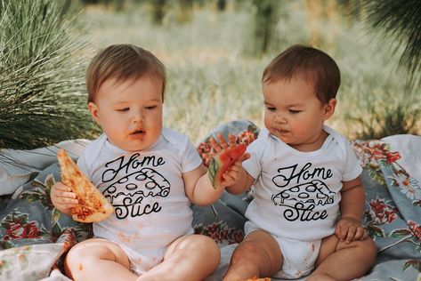 9 Month Photos, Baby Pizza, Fall Baby Pictures, Besties Pictures, Pizza Date, Month Photos, 1st Birthday Pictures, Baby Friends, Sisters Photoshoot