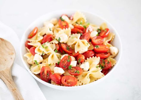 Caprese Pasta Salad - I Heart Naptime Warm Pasta Salad, Olive Garden Salad Recipe, Chicken Pesto Pasta Salad, Caprese Sandwich, Caprese Pasta Salad, Caprese Pasta, Easy Pasta Salad Recipe, Cooked Pasta, Best Pasta Salad