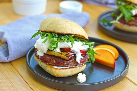 Grilled Peach Burrata Burgers Burrata Recipes, Peach Burrata, Bubba Burgers, Burrata Recipe, Unique Burgers, Juicy Burger, Burrata Cheese, Baby Arugula, Grilled Peaches