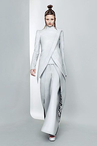 Paris Fashion Week: Futuristic fashion at Gareth Pugh | Style Fest Gareth Pugh, Futuristic Fashion, Future Fashion, Inspiration Mode, Mode Inspiration, Costume Design, Fashion Week Spring, Victoria Beckham, Alexander Wang