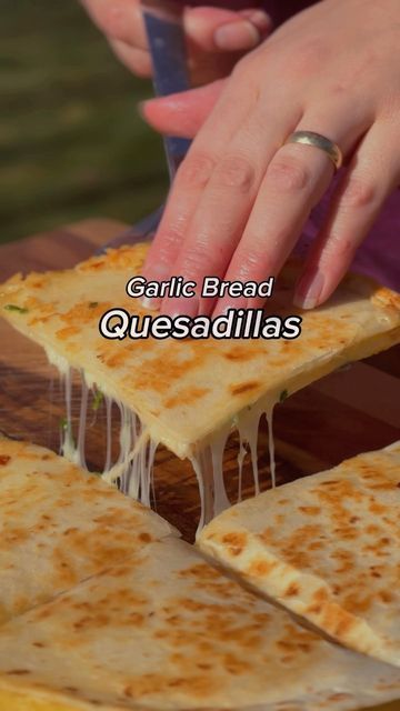 Garlic Bread Quesadilla, Garlic Butter Quesadilla, Garlic Cheese Quesadilla, Garlic Cheese Tortillas, Garlic Bread Tortilla, Tortilla Garlic Bread, Grilled Cheese Bread, Tortilla Grill, Cheese Quesadilla Recipe