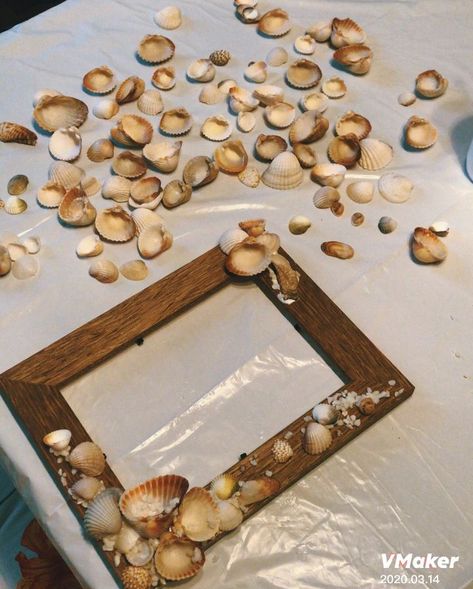 Shell Frames Ideas, Diy Clam Shell Crafts, Sea Shell Frames Diy, Shell Frames Diy Seashell Crafts, Seashell Frame Diy, Seashell Diy Crafts, Sea Shell Crafts Diy Decor, What To Do With Shells From The Beach, Things To Do With Shells From The Beach