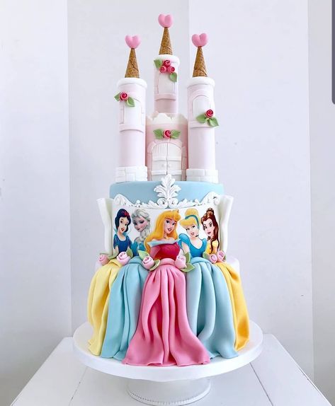 How would you rate this cake from 1 to 10? Please comment 🤗 Credit @bellasbakery . Do you need more inspiration and ideas? Follow me please… Happy Birthday Cake Girl, Disney Princess Birthday Cakes, Disney Princess Cake, Disney Princess Birthday Party, Princess Birthday Cake, Happy Birthday Cake Images, Minion Cake, Cake Printing, Creative Cake Decorating