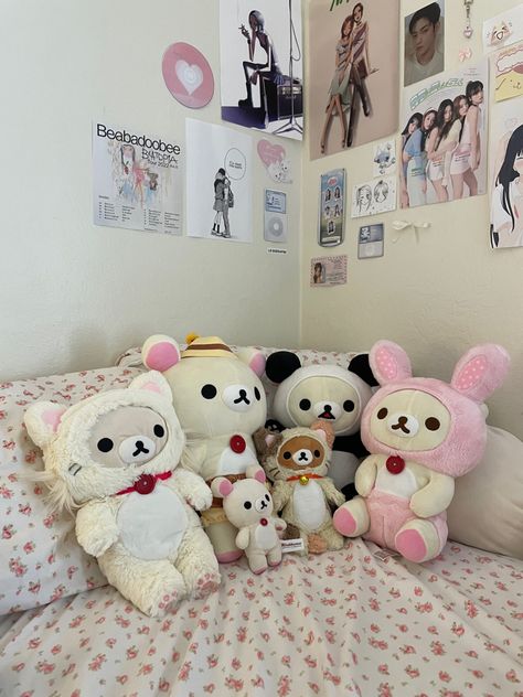 Plushie Bedroom, Kpop Le Sserafim, Cute Room Inspo, Le Sserafim Antifragile, Clean My Room, Aesthetic Sanrio, Bed Aesthetic, Pinterest Room Decor, Girly Room