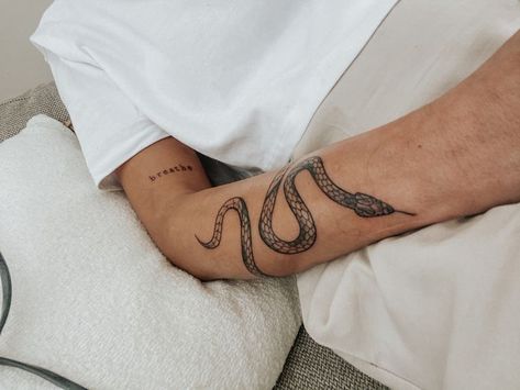 Arm Tattoo Designs, Around Arm Tattoo, Wrap Around Tattoo, Small Forearm Tattoos, Snake Tattoo Design, Tattoo Inspiration Men, Cool Forearm Tattoos, Small Hand Tattoos, Small Tattoos For Guys