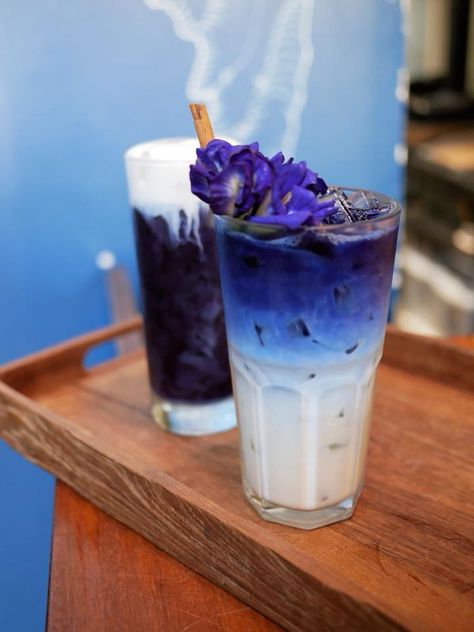 The Butterfly Pea Latte. Photo: Blue Whale Maharaj/Facebook Pea Flower Tea, Butterfly Pea Tea, Butterfly Pea Flower Tea, Milk Tea Recipes, Tea Loose Leaf, Butterfly Tea, Colorful Drinks, Blue Tea, Butterfly Pea Flower