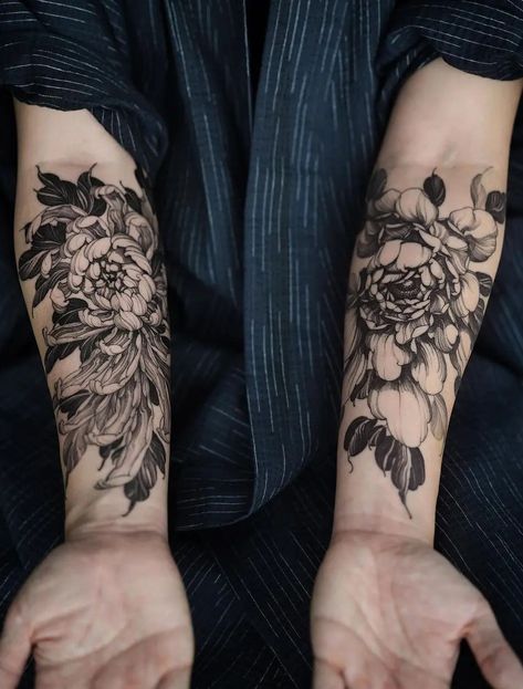 Dark Tattoo Ideas, Black Flowers Tattoo, Dahlia Tattoo, Gotik Tattoo, 16 Tattoo, Japanese Flower Tattoo, Chrysanthemum Tattoo, Feminine Tattoo Sleeves, Small Flower Tattoos