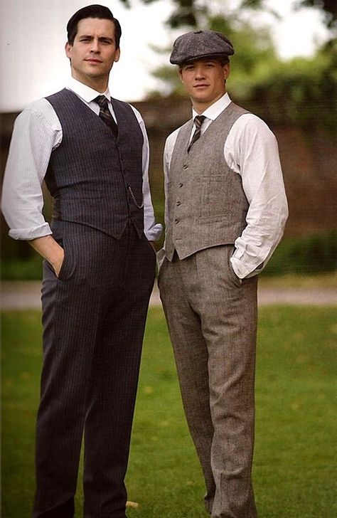 Robert James-Collier and Ed Speleers on the set of Downton Abbey Rain Costume, 1920 Men, Ed Speleers, 20s Men, Thomas Barrow, Drowsy Chaperone, Rob James Collier, Radium Girls, 1920s Mens Fashion