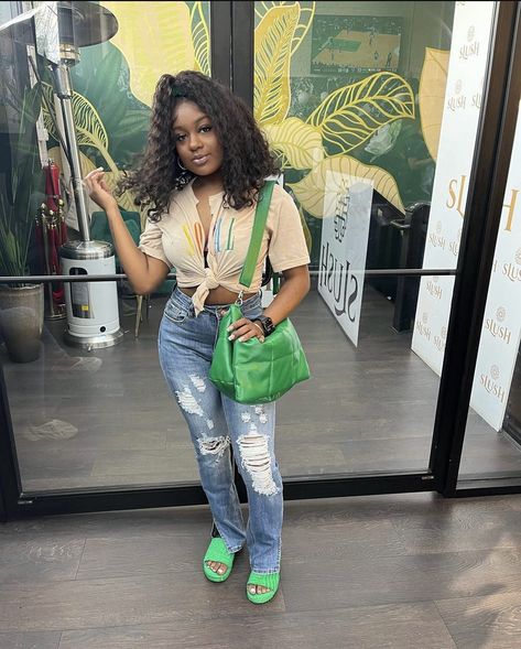 Green Croc Outfits, Green Slides Outfit, Hunter Green Outfits For Black Women, Green Bubble Slides Outfit, Green Baddie Outfits, Green Outfit Black Woman, Green Outfits Black Women, Green Purse Outfit, Outfit Inspo Green