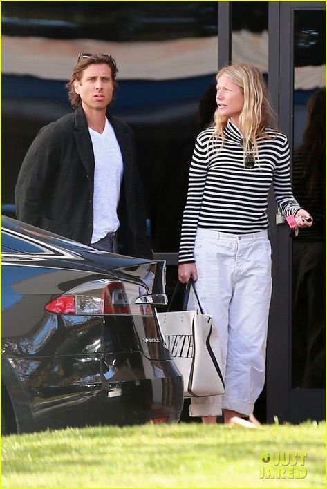 Gwenyth Paltrow Style, Hasta Nakshatra, Gwyneth Paltrow Street Style, Private Flight, Brad Falchuk, Gwyneth Paltrow Style, Mom Uniform, Celeb Fashion, Private Plane