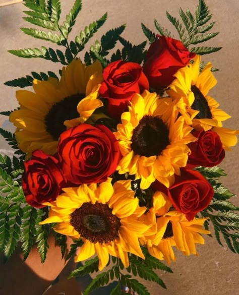 Roses With Sunflowers, Rose And Sunflower Bouquet, Sunflowers With Roses, Sunflower And Rose Bouquet, Sunflower And Roses, Rose And Sunflower, Roses And Sunflowers, Sunflowers And Roses, Aesthetic Roses