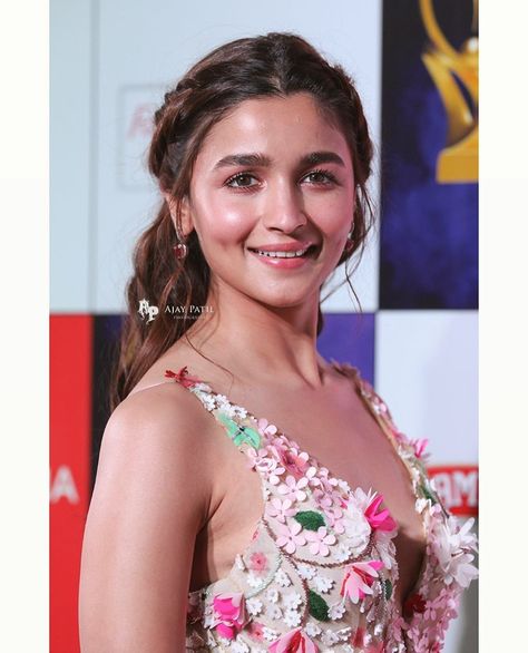 Alia Dress, Alia Bhatt Hairstyles, Festive Hairstyles, Indian Makeup Looks, Hairstyles For Gowns, Embellished Wedding Dress, Alia Bhatt Photoshoot, Elegant Bun, Traditional Hairstyle