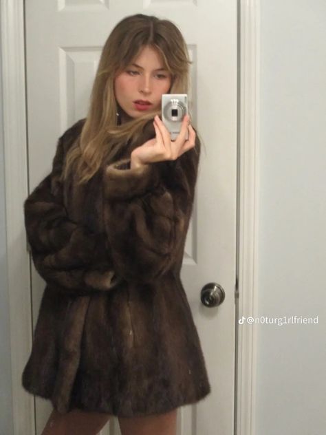 Kate Moss Fur Coat, Vintage Fur Coat Aesthetic, Fur Coat Aesthetic Outfit, 90s Winter Coat, Messy French Aesthetic, 90s Model Style, Fit Moodboard, Model Off Duty Style 90s, Fur Coat Aesthetic