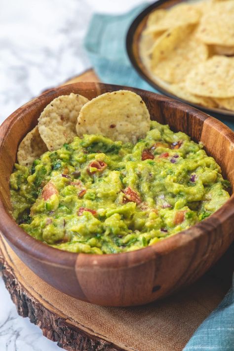 This is the ultimate spicy guacamole recipe! Homemade with a kick of chili pepper and filled with loads of amazing flavors, it’s incredibly delicious! Veg Kofta Recipe, Indian Starter Recipes, Spicy Guacamole Recipe, Authentic Guacamole Recipe, Veg Cutlet Recipes, Indian Chaat, Vegetarian Mexican Recipes, Momos Recipe, Homemade Guacamole Recipe