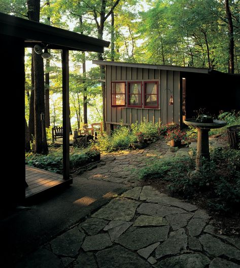 St. Croix River Compound - PKA Architecture (en-US) Japanese Cabin, Eco Community, Iowa Farmhouse, Mid Century Cabin, Exterior Home Design, Fishing Cabin, Prairie Style Houses, Rustic Exterior, River Cabin