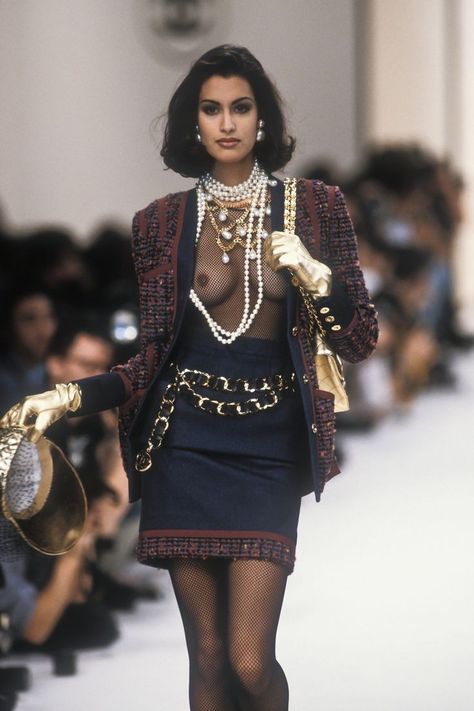 Runway Fashion Chanel, Haute Couture Style, Style Année 90, Yasmeen Ghauri, Models 90s, Chanel Fashion Show, Chanel Runway, 90s Runway Fashion, Runway Fashion Couture