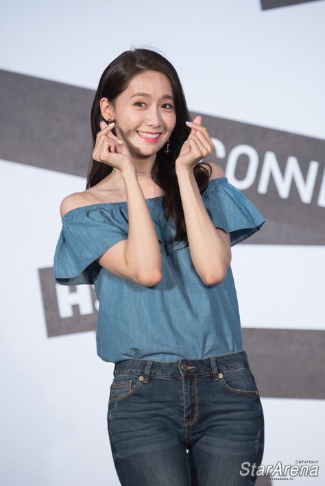 Yoona H:Connect Finger Heart Sign Finger Heart Pose Reference, Korean Heart Pose, Kpop Heart Pose, Finger Heart Reference, Heart Finger Pose, Heart Pose Reference, Finger Heart Pose, Korean Heart Sign, Kpop Finger Heart