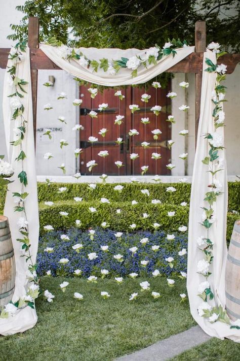 White Flower Decor, Flower Garland Backdrop, Diy Wedding Garland, Hanging Centerpiece, Flower Backdrop Wedding, Backdrop Floral, Flower Garland Wedding, Garland Backdrops, Flower Hanging