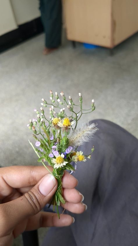 #cute #flowers #wildflowers #friends #love #pretty Tiny Wildflower Bouquet, Simple Wild Flower Bouquet, Simple Wildflower Bouquet, Wild Flower Bouquet, Mini Bouquet, Sweet Flowers, Cute Date Ideas, Favourite Flowers, Cute Flowers