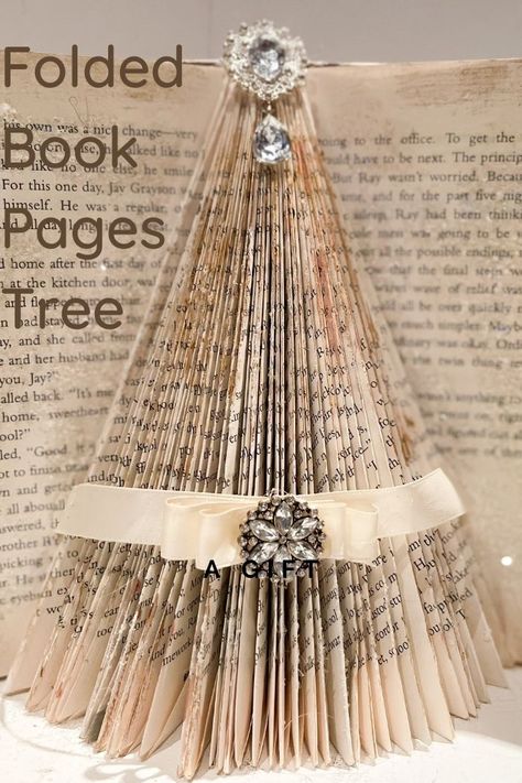 Old Book Christmas Tree, Christmas Tree From Books, Christmas Tree Out Of Books, Folded Book Christmas Tree, Book Art Christmas, Christmas Tree Yarn, Christmas Tree Book, Christmas Tree Rustic, Diy Old Books