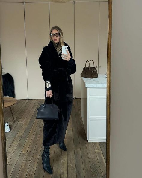 @rosiehw wearing the Giovana plush longline shearling coat | Instagram Rosie Huntington Whiteley Style Winter, Rosie Hw Style, Slouchy Banana Bag, Bindle Bag, Paris Trip Outfits, Rosie Huntington Whiteley Style, Office Shirts, Rosie Hw, Banana Bag