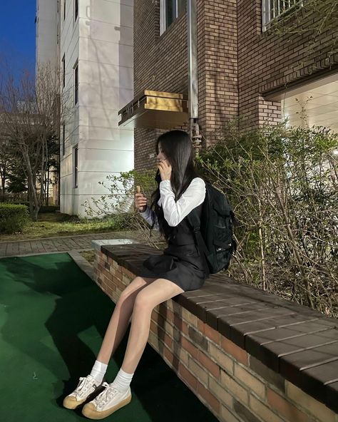 School Skirt, Korean Girl Fashion, Streetwear Tshirt, Fashion Pictures, Aesthetic Photo, Ulzzang Girl, Cute Casual Outfits, Aesthetic Fashion