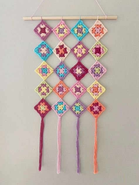 Granny Square Wall Hanging, Crochet Swirl, Crochet Zig Zag, Cosy Crochet, V Stitch Crochet, Modern Crochet Blanket, Crochet Wall Art, Quick Crochet Projects, Crochet Square Blanket