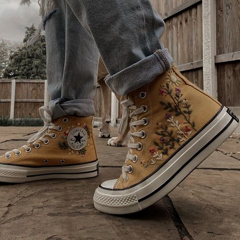 Chucks Shoes, Hufflepuff Aesthetic, Embroidered Converse, Embroidered Shoes, Wardrobe Tips, Outfits Chic, Nice Style, Pretty Shoes, Chic Fashion