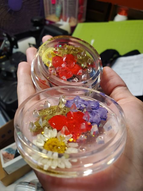 #epoxy #grinder #flowers #glitter Flowers Glitter, Resin Ideas, Snow Globes, Glitter, Flowers