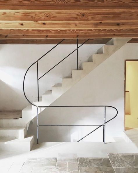 Noa Santos (@noasantos) • Instagram photos and videos Escalier Design, Metal Stairs, Stairs Architecture, Metal Railings, Stair Handrail, Staircase Railings, Lan Can, Modern Stairs, Interior Stairs