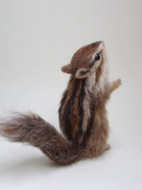 Realistic felted chipmunk by TrueStyleLab on Etsy Realistic Felted Animals, Needle Felt Animals, Wool Needle Felting, Wool Animals, Needle Felting Tutorials, Felt Mouse, Needle Felted, Needle Felting Projects, Felting Tutorials